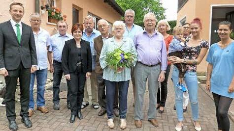 Heinz und Wilhelmine Neumann (Mitte) sind seit 65 Jahren gl&uuml;cklich verheiratet.  Foto: Rei&szlig;aus