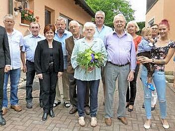 Heinz und Wilhelmine Neumann (Mitte) sind seit 65 Jahren glücklich verheiratet.  Foto: Reißaus