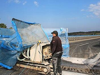 Mit Hochdruckwassertechnik wird die schadhafte Übergangskonstruktion freigelegt, um sie austauschen zu können. Fotos: Heike Beudert