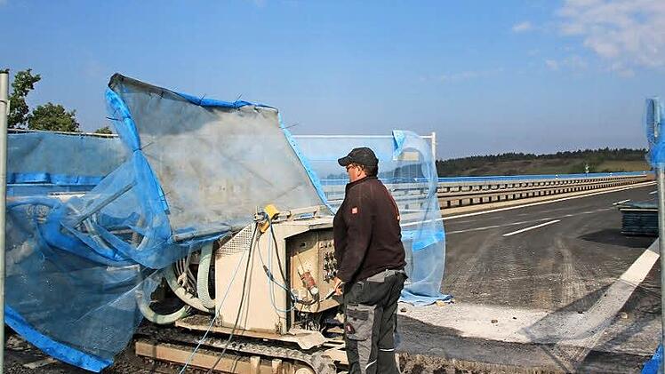 Mit Hochdruckwassertechnik wird die schadhafte Übergangskonstruktion freigelegt, um sie austauschen zu können. Fotos: Heike Beudert