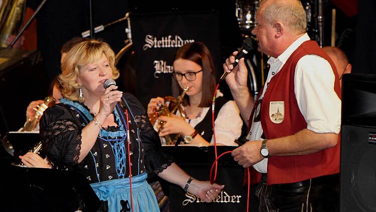 Das Gesangsduo Ingrid Frank und Bruno Pflaum wartete mit Liedern auf, die zu Herzen gingen.