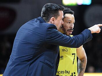 Bayreuths Trainer Raoul Korner spricht mit einem seiner besten Spieler, Kyan Anderson. Foto: Jürgen Müller