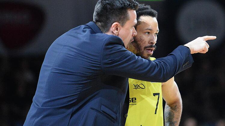 Bayreuths Trainer Raoul Korner spricht mit einem seiner besten Spieler, Kyan Anderson. Foto: Jürgen Müller