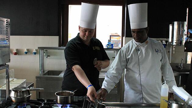 Markus M&uuml;llerkocht gemeinsam mit Marcies Laourinesz. Die beiden wollen von den Erfahrungen des anderen profitieren. Foto: privat