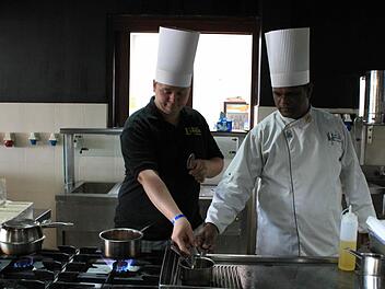Markus Müllerkocht gemeinsam mit Marcies Laourinesz. Die beiden wollen von den Erfahrungen des anderen profitieren. Foto: privat