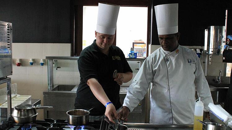 Markus Müllerkocht gemeinsam mit Marcies Laourinesz. Die beiden wollen von den Erfahrungen des anderen profitieren. Foto: privat