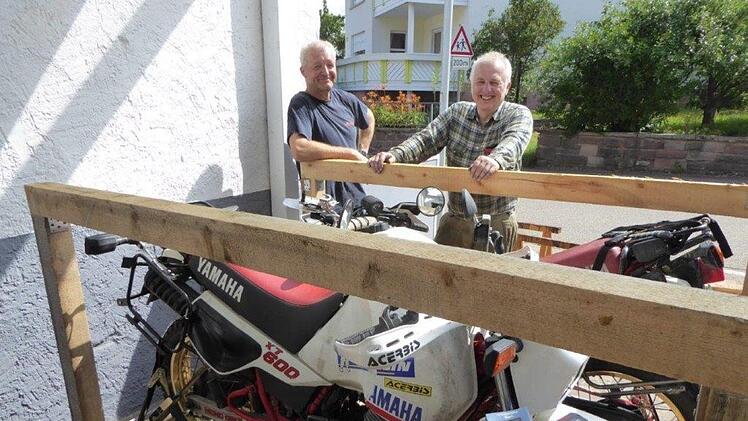 Heuer verpackten Wolfgang Fläschner (links) und Henning Willig wieder ihre Maschinen. Sie wurden in die Mongolei geschickt. Foto: Irene Willig
