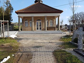 Die Aussegnungshalle im Friedhof in Friesen wurde am Treppenaufgang saniert und eine Rampe für barrierefreien Zugang angebracht (links).