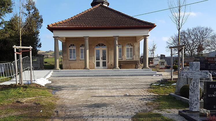 Die Aussegnungshalle im Friedhof in Friesen wurde am Treppenaufgang saniert und eine Rampe für barrierefreien Zugang angebracht (links).
