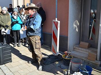 Der Künstler Gunter Demnig inBad Brückenau. Foto: Johannes Schlereth