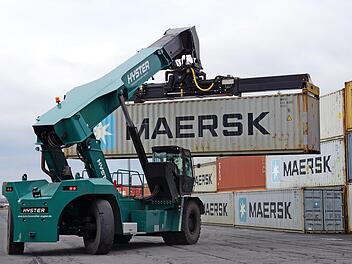 Für das Container-Terminal wurde 2017 ein weiterer Reachstacker angeschafft, der Container umsetzen und stapeln kann. Foto: Bayernhafen Bamberg
