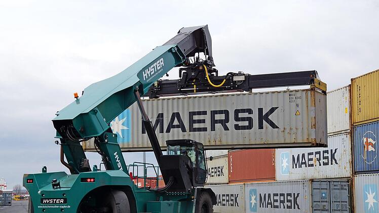 Für das Container-Terminal wurde 2017 ein weiterer Reachstacker angeschafft, der Container umsetzen und stapeln kann. Foto: Bayernhafen Bamberg