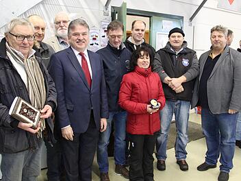 Martin Höra, Peter Tyroller und Markus Kynast gehören die Siegertiere  der Schau. Die Organisatoren Arnulf Guthseel, Michael Heinisch  und Markus Kynast freuten sich mit den Siegern. Vierter von links: Schirmherr  Landrat Klaus Peter Söllner.Katharina Müller-Sanke