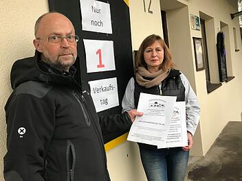 Brigitte und Dietmar Marscholik stehen noch einmal zum Verkauf in "ihrem" Laden. Nach dem Avendtstag ist der Kultladen geschlossen. Foto: Michael Busch