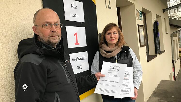 Brigitte und Dietmar Marscholik stehen noch einmal zum Verkauf in "ihrem" Laden. Nach dem Avendtstag ist der Kultladen geschlossen. Foto: Michael Busch
