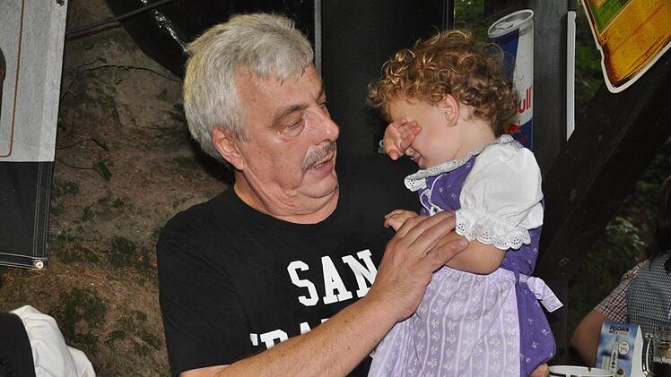 Winkler feierte am 22. Juli 2017 seinen 60. Geburtstag im Kellerwald:   Auch für die kleinsten Gäste hatte der beliebte Kellerwirt immer ein paar Minuten Zeit