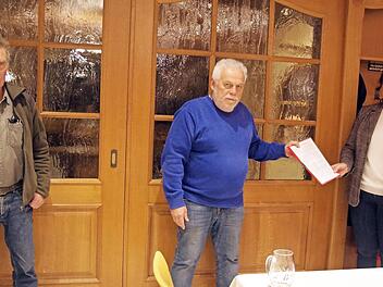 Stephan Porzelt (Mitte) übergab im Beisein von CSU-Ortsvorsitzendem Ludwig Gerber (links) die Unterschriftenliste für den Neubau der Fußgängerbrücke an Bürgermeisterin Angela Hofmann (rechts). Foto: Schülein