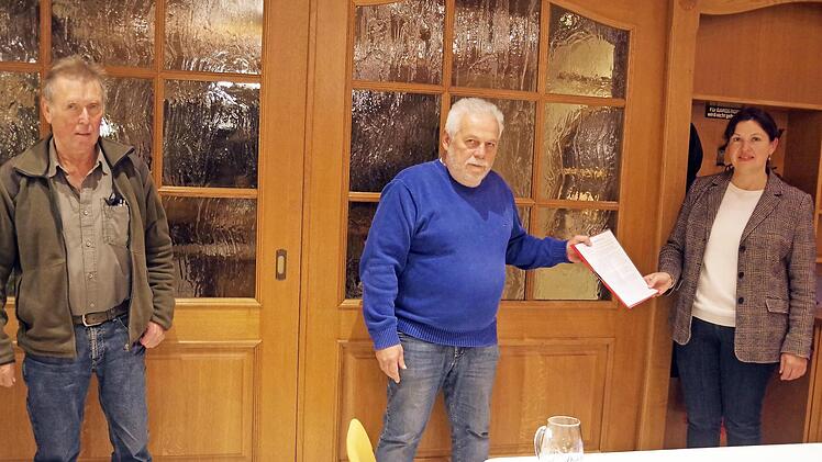 Stephan Porzelt (Mitte) übergab im Beisein von CSU-Ortsvorsitzendem Ludwig Gerber (links) die Unterschriftenliste für den Neubau der Fußgängerbrücke an Bürgermeisterin Angela Hofmann (rechts). Foto: Schülein