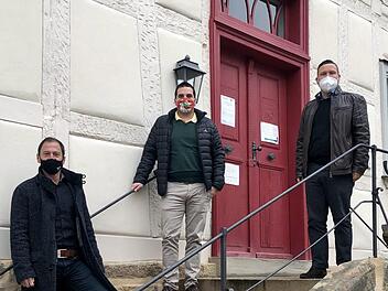 Sollten Schließungen oder eine Quarantäne in einer der drei Kommunen notwendig werden, springen die anderen beiden mit ihren Mitarbeitern ein. Das haben die Bürgermeister Andreas Carl, Maximilian Neeb und Martin Finzel (von links) so miteinander abgestimmt. Foto: Gemeinde Ahorn