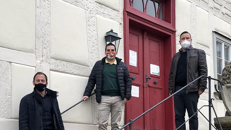 Sollten Schließungen oder eine Quarantäne in einer der drei Kommunen notwendig werden, springen die anderen beiden mit ihren Mitarbeitern ein. Das haben die Bürgermeister Andreas Carl, Maximilian Neeb und Martin Finzel (von links) so miteinander abgestimmt. Foto: Gemeinde Ahorn