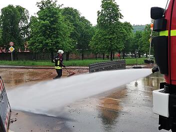 Feuerwehrmann Jürgen Dösch bei Aufräumungsarbeit an der Kreuzung Nordbrücke/Rasenweg.