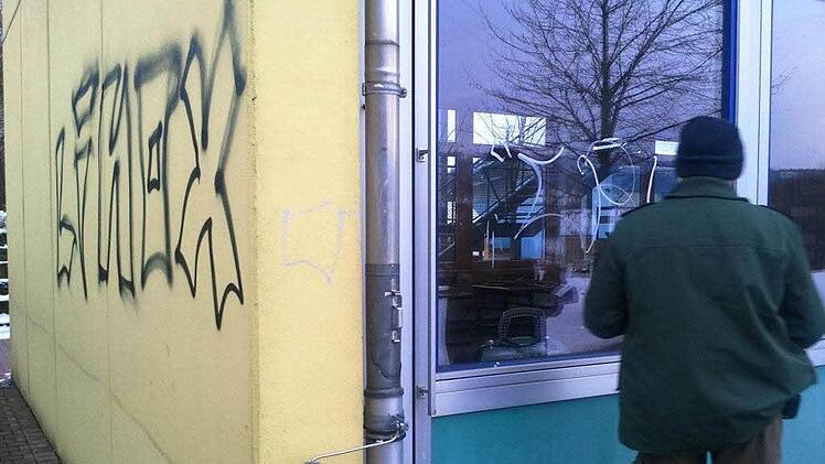 Vandalen habe das Schulgebäude verschandelt. Die Polizei hat am Montag Spuren gesichert. Fotos: privat