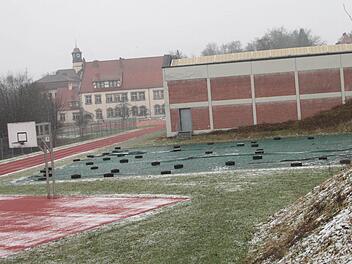 Das Dach der Zweifach-Sporthalle des CVG wird saniert. Foto: Jürgen Gärtner