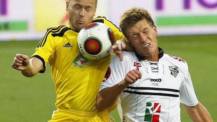 Philip Hellquist (rechts) und der Wolfsberger AC schalteten in der zweiten Qualifikationsrunde den weißrussischen Klub Schachtjor Soligorsk um Igor Kuzmenok mit 1:0 und 2:0 aus. Foto: dpa