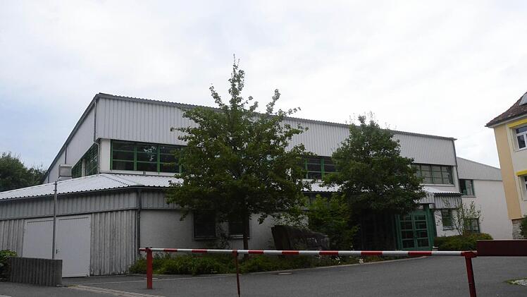 Die 20 Jahre alte Leßbachtalhalle wurde bisher gut in Schuss gehalten. Aber technische Einrichtungen wie Wärme- und Wasserversorgung sind längst nicht mehr auf den neuesten Stand der Technik. Daher will die Gemeinde durch energetische Maßnahmen einige Neuerungen und auch Einsparungen vornehmen.  Foto: Karl-Heinz Hofmann