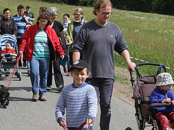 Hauptwanderwart Karl Schoger zeigte sich am Ende der Kundgebung mit den teilnehmenden Gruppen (hier beim Eintreffen) bei der Frühjahrssternwanderung sehr zufrieden.  Foto: Michael Wunder