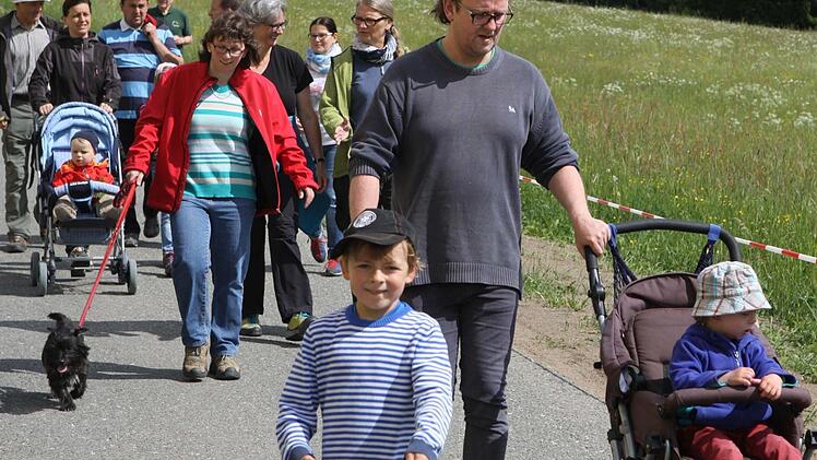 Hauptwanderwart Karl Schoger zeigte sich am Ende der Kundgebung mit den teilnehmenden Gruppen (hier beim Eintreffen) bei der Frühjahrssternwanderung sehr zufrieden.  Foto: Michael Wunder