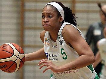 Als Spielgestalterin und Punktesammlerin im Trikot der DJK Brose Bamberg gefordert: Jamiyah Bethune Foto: sportpress