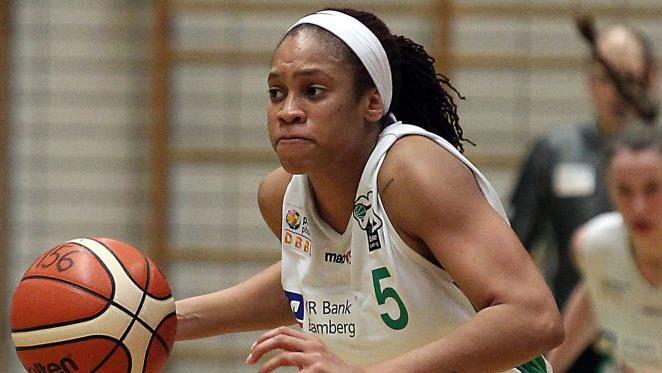 Als Spielgestalterin und Punktesammlerin im Trikot der DJK Brose Bamberg gefordert: Jamiyah Bethune Foto: sportpress