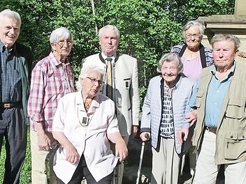 Zu einem Klassentreffen kamen die ehemaligen Mitschüler des Jahrgangs 1932/33 zusammen. Das Bild zeigt (hinten von links): Karl Jagob, Toni Hiller, Heinrich Scheublein, Rita Kraft, Rita Heil, Willi Conrad sowie (vorne im Bild) Maria Geschke. Foto: Rita Barthelmes