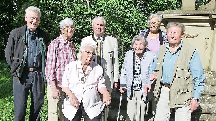 Zu einem Klassentreffen kamen die ehemaligen Mitschüler des Jahrgangs 1932/33 zusammen. Das Bild zeigt (hinten von links): Karl Jagob, Toni Hiller, Heinrich Scheublein, Rita Kraft, Rita Heil, Willi Conrad sowie (vorne im Bild) Maria Geschke. Foto: Rita Barthelmes