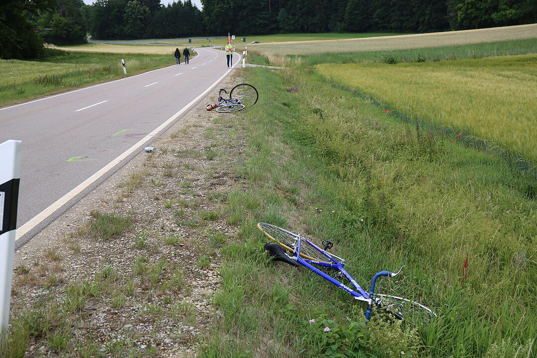Auto prallt im Landkreis Forchheim mit zwei Radfahrern zusammen