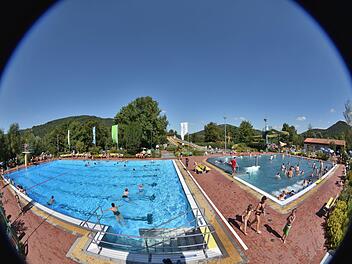 Eine Frau ist im Schwimmbad Ebsermare im Kreis Forchheim verletzt worden, als sie von einem rutschenden Kind getroffen wurde. Foto: Stadtwerke