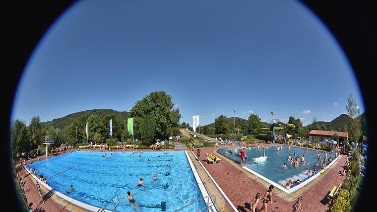 Eine Frau ist im Schwimmbad Ebsermare im Kreis Forchheim verletzt worden, als sie von einem rutschenden Kind getroffen wurde. Foto: Stadtwerke