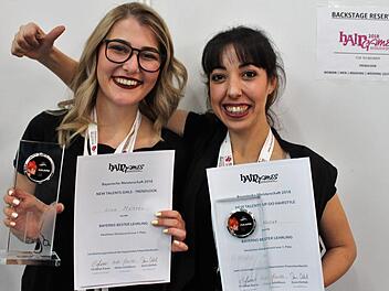 Lisa M&ouml;hres  (links) wurde 2. bei den Deutschen Meisterschaften, Laila Hallab  erste bei  der Bayerischen Meisterschaft der Friseure. Zus&auml;tzlich erhielt Lisa M&ouml;hres den Titel bester bayerischer Lehrling. Hans-Knut Thoma