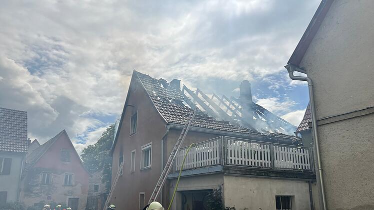 Brand eines Einfamilienhauses in Frickenhausen: Feuerwehr im Einsatz