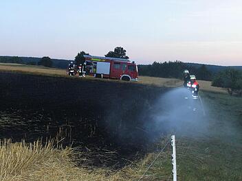Die Feuerwehr beim Löschen. Am Vogelberg hat am Montagabend ein Stoppfelfeld gebrannt. Foto: Michael Wehner