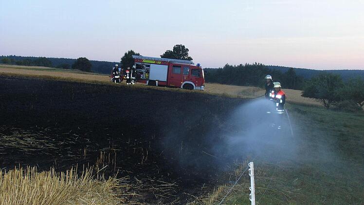 Die Feuerwehr beim Löschen. Am Vogelberg hat am Montagabend ein Stoppfelfeld gebrannt. Foto: Michael Wehner