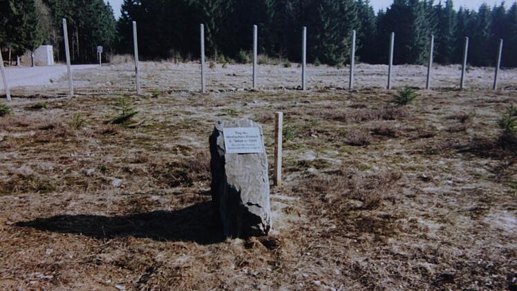 Der Gedenkstein zur Wiedervereinigung Deutschlands am 3. Oktober 1990 kurz nach dem Aufstellen...