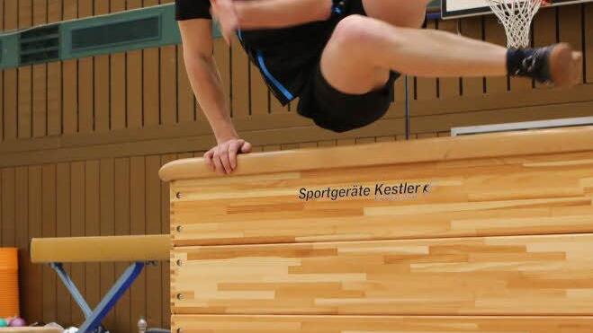 Lukas Theuer hüpft ...