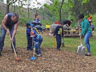 Engagierte Kinder, Jugendliche und Eltern brachten - auf Initiative des Elternbeirats sowie des Obst- und Gartenbauvereins Neufang - den Waldspielplatz des Kindergartens auf Vordermann.  Foto: Heike Schülein