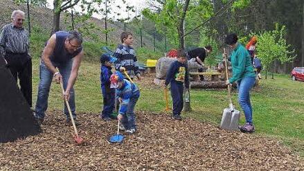 Engagierte Kinder, Jugendliche und Eltern brachten - auf Initiative des Elternbeirats sowie des Obst- und Gartenbauvereins Neufang - den Waldspielplatz des Kindergartens auf Vordermann.  Foto: Heike Schülein