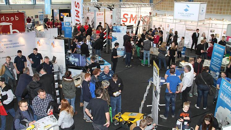 In der zur Messehalle umfunktionierten Turnhalle waren vor allen die technisch-handwerklichen Berufe untergebracht.