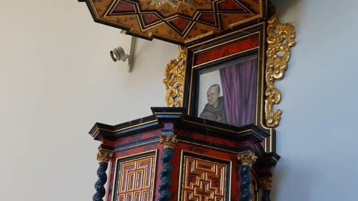 Auch die Kanzel wurde farblich wieder in ihre ursprüngliche Farbgebung versetzt. Eine nette Erinnerung an die Franziskaner, die bis 1967 am Volkersberg waren, ist das Bild das einen Franziskaner zeigt, der hinter eine Vorhang in den Kirchenraum spitzt. Foto: Marion Eckert