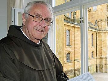 Pater Heribert Arens blättert in seinem neuen Buch "Menschen führen mit Franz von Assisi".  Foto: Andreas Welz