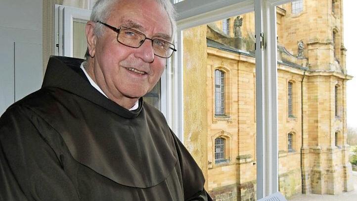 Pater Heribert Arens blättert in seinem neuen Buch "Menschen führen mit Franz von Assisi".  Foto: Andreas Welz